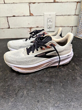 Brooks Ghost 17 Women’s Running Shoes Size 9 Cream Black Rose Gold